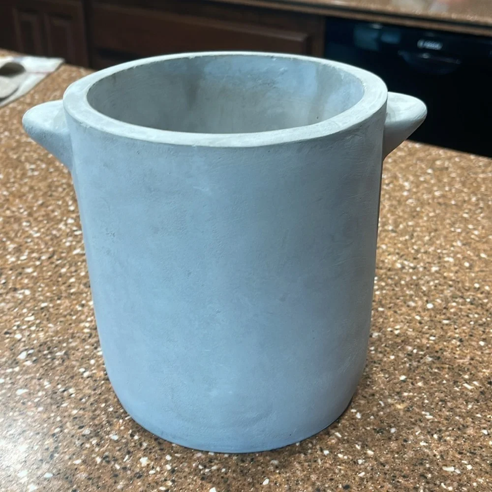 Concrete cutlery cylinder